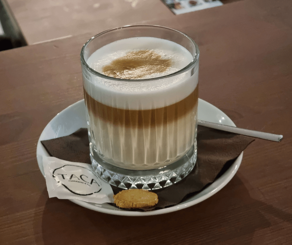 Okusna kava v baru in slaščičarni Taca