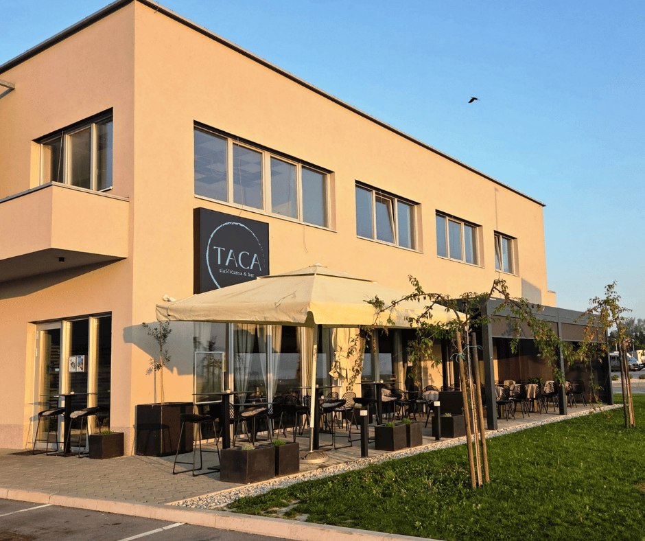 Zunanjost bara in slaščičarne Taca